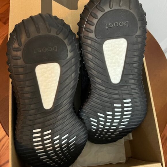 Yeezy Black and Red Athletic Shoes main image 5